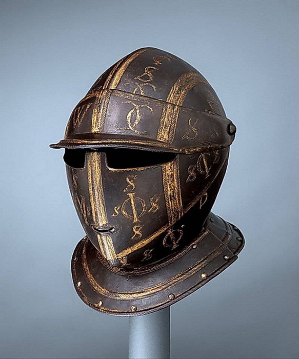 Модный шлем рыцаря Средневековья.